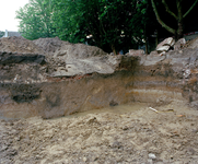 838959 Gezicht op een bodemprofiel met lagen met asresten, op het terrein van een archeologische opgraving aan de ...